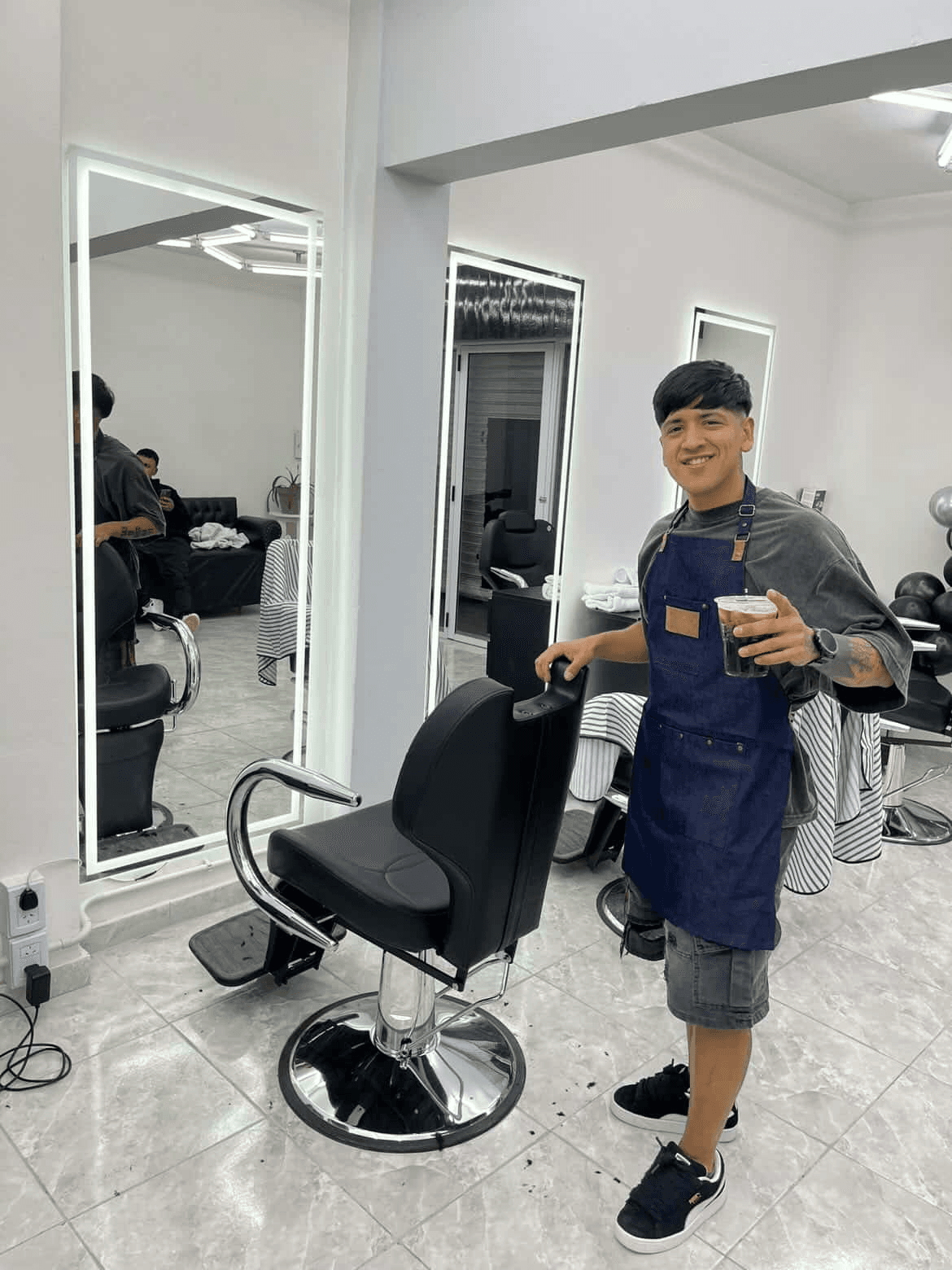 Axel Toledo, dueño y barbero principal de Barber Studio